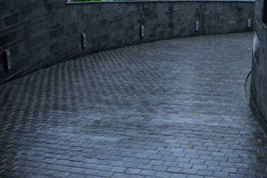 Arka planda büyük bir penceresi olan taş duvar.