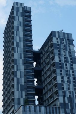 Modern apartman dış mimarisi.