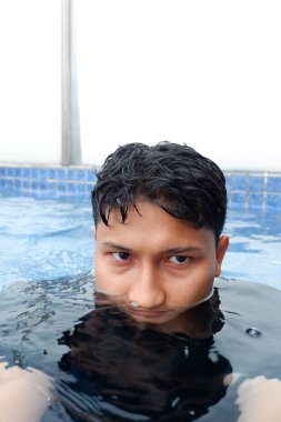 Asyalı adam havuzda selfie çekiyor..