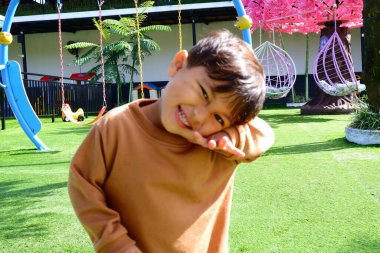 parkta mutlu çocuk portresi