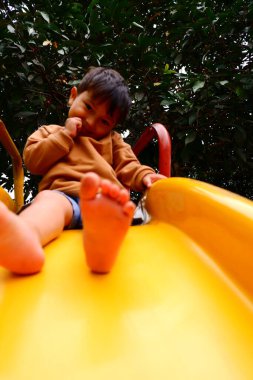 Parktaki küçük çocuk.