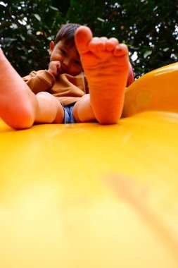 Lastik çizmeli çocuk