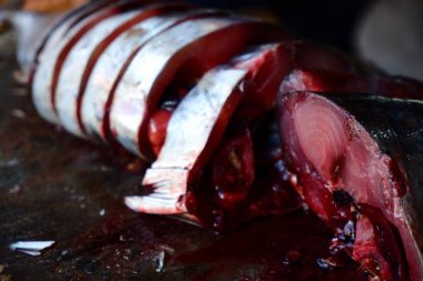 Fırında ızgara somon bifteği.