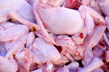 Pazarda taze tavuk kanadı.