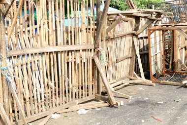 Bahçedeki bambu çit