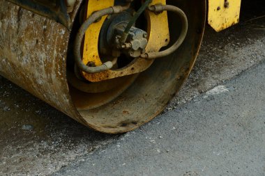Sokaktaki bir yol silindirinin yakın çekimi.