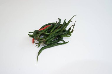 beyaz arkaplanda kırmızı biber