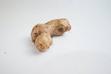 Beyaz üzerine izole edilmiş zencefil kökü