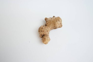 Beyaz arkaplanda kızıl.