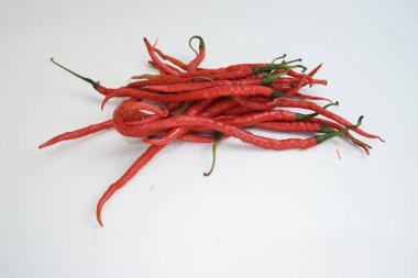 Beyaz arka planda kırmızı biber.