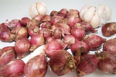 Beyaz arka planda sarımsak ve soğan