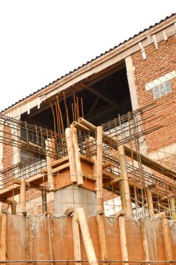 Ahşap çatılı bir inşaat alanı