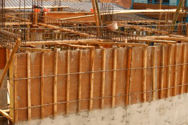 İnşaat alanı, iskele ve metal takviyesi.