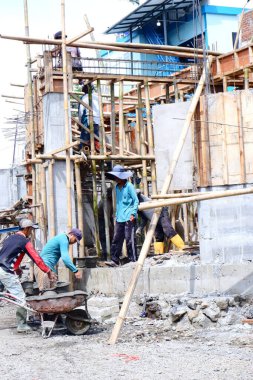 Şehirdeki evin inşaatı