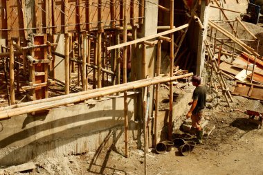 Şehirde inşaat işçisi.