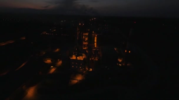 Voo de helicóptero em um dia de noite sobre a fábrica de cimento, voando sobre a planta, em chaminés de fábrica, fábrica de panorama — Vídeo de Stock