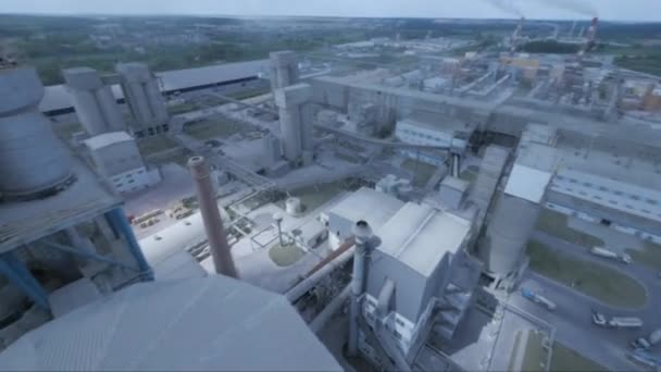 Copter vlucht op een zonnige dag meer dan de cementfabriek, vliegen over de plant, op fabriek schoorstenen, panorama fabriek — Stockvideo