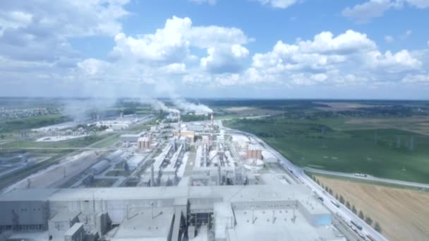 Güneşli bir panorama Fabrika Fabrika bacaları üzerinde bitki üzerinde uçan çimento fabrikası üzerinde helikopter uçuş — Stok video