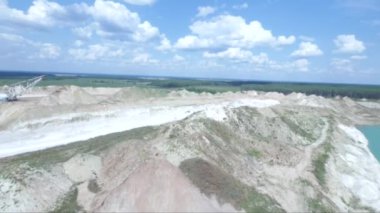 güneşli bir panorama Fabrika Fabrika bacaları üzerinde bitki üzerinde uçan çimento fabrikası üzerinde helikopter uçuş