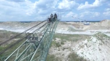 güneşli bir panorama Fabrika Fabrika bacaları üzerinde bitki üzerinde uçan çimento fabrikası üzerinde helikopter uçuş