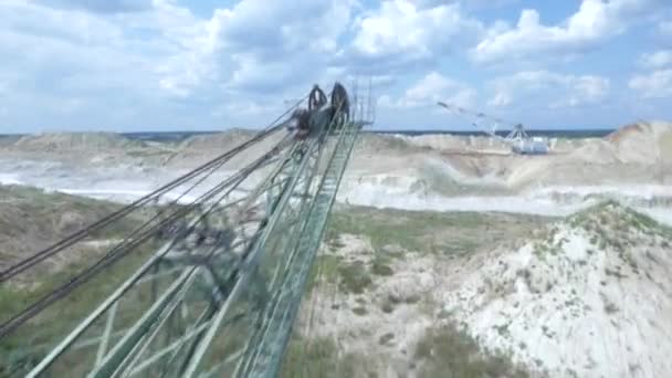 Vol copter par une journée ensoleillée au-dessus de la cimenterie, survolant l'usine, sur les cheminées d'usine, usine panorama — Video