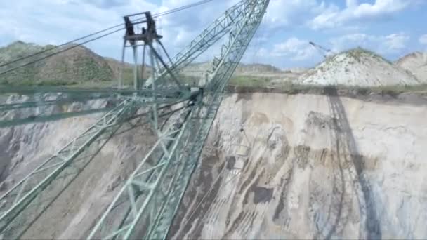 Voo de helicóptero em um dia ensolarado sobre a planta de cimento, voando sobre a planta, em chaminés de fábrica, fábrica de panorama — Vídeo de Stock