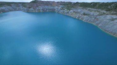 Emerald Gölü, Silikon Vadisi'nde Emerald Gölü üzerinde uçan helikopter