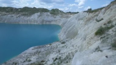 Emerald Gölü, Silikon Vadisi'nde Emerald Gölü üzerinde uçan helikopter