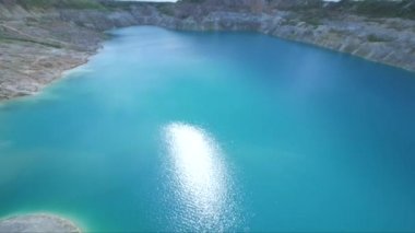 Emerald Gölü, Silikon Vadisi'nde Emerald Gölü üzerinde uçan helikopter