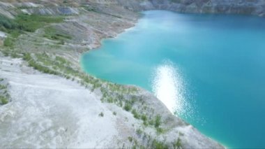 Emerald Gölü, Silikon Vadisi'nde Emerald Gölü üzerinde uçan helikopter