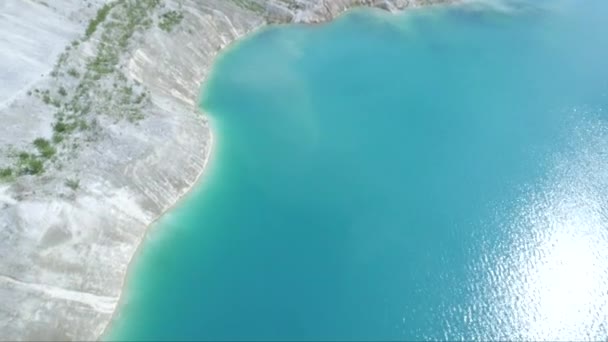 Copter flyger över Emerald Lake, Emerald Lake i Silicon Valley — Stockvideo