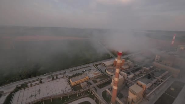 Copter vlucht op een zonnige dag meer dan de cementfabriek, vliegen over de plant, op fabriek schoorstenen, panorama fabriek — Stockvideo