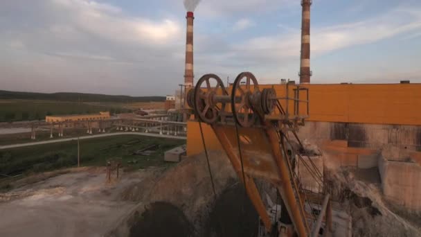 Copterflug an einem sonnigen Tag über dem Zementwerk, Überflug der Anlage, auf Fabrikschornsteinen, Panoramafabrik — Stockvideo