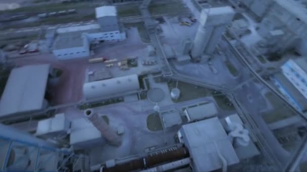 Copterflug an einem sonnigen Tag über dem Zementwerk, Überflug der Anlage, auf Fabrikschornsteinen, Panoramafabrik — Stockvideo