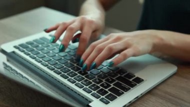 kadın Macbook klavye üzerinde mesaj tırnaklara mavi yazma,