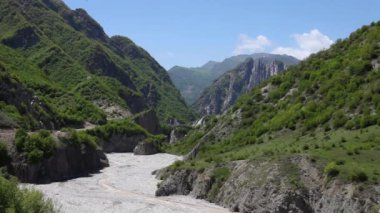 Azerbaycan Kafkas Dağları, yazın Kafkas Dağları, dağın eteklerinde, nehir