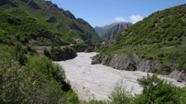 Azerbaycan Kafkas Dağları, yazın Kafkas Dağları, dağın eteklerinde, nehir