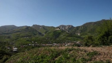 Azerbaycan Kafkas Dağları, yazın Kafkas Dağları, dağın eteklerinde, nehir