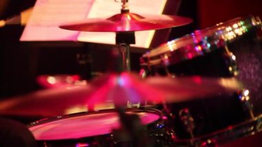 pembe arka plan, notlar ve davul zili içinde irili ufaklı, blues, karanlık bir arka plan ziller davul, caz müzik, davul,