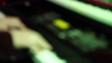 elektronik müzik tuşları, caz müzik, müzikal klavye, bir ceket, oynama müzikal klavye, blues, karanlık bir arka plan virtüöz müzisyen oynamak güzel adamın elleri,