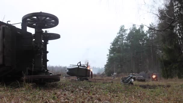 Зажечь мотоциклы, танк идет после взрыва автомобиля выстрел танка — стоковое видео