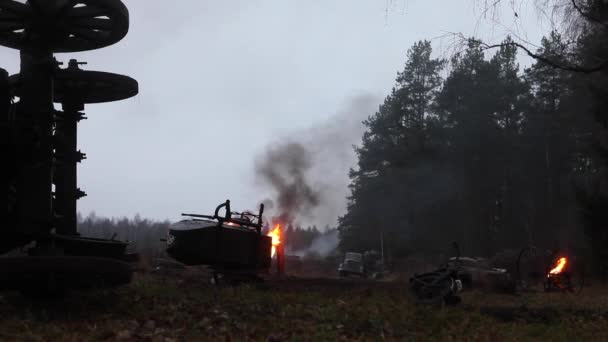 Queimar motocicletas, o tanque vai depois que os bombardeios do carro são disparados tanque — Vídeo de Stock