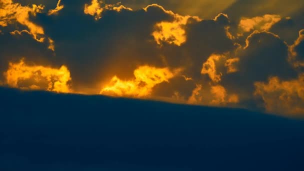 Tempo-lapso céu, sol de verão, nuvens e sol — Vídeo de Stock