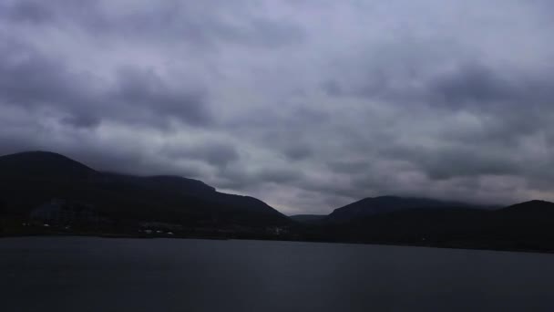 Time-lapse gele hemelsblauw wolken, donkere wolken snel verplaatsen in de bergen — Stockvideo