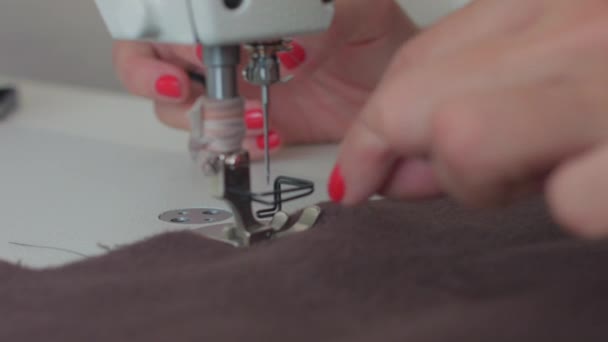 Moda, máquina de costura, carretéis de linha para máquina de costura, costura da mão de uma mulher na máquina, linha marrom — Vídeo de Stock