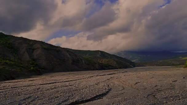 タイムラプスアゼルバイジャンコーカサス山脈、コーカサス山脈の夏、山のふもとの川、山の乾燥した川底、山に雲のない青空, — ストック動画