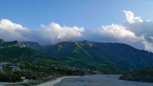 Time-lapse Azerbeidzjan Kaukasus bergen, de zomer in de Kaukasus bergen, de rivier aan de voet van de berg, droge rivierbedding in de bergen, blauwe hemel zonder wolken in de bergen, — Stockvideo