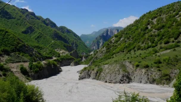 Zeitraffer-Azerbaijan-Kaukasus-Berge, Sommer im Kaukasus-Gebirge, der Fluss am Fuße des Berges, trockenes Flussbett in den Bergen, blauer Himmel ohne Wolken in den Bergen, — Stockvideo