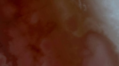 Koyu kırmızı ve beyaz dokular sıcaklık ve gizemi çağrıştırıyor, sofistike arka planlar ve sanatsal projeler için mükemmel..