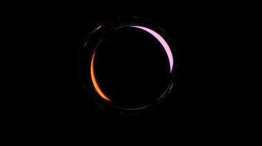 Siyah arka planda dinamik bir şekilde dönen soyut ve parlak bir çember.